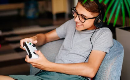 Et barn med hodetelefoner spiller tv-spill