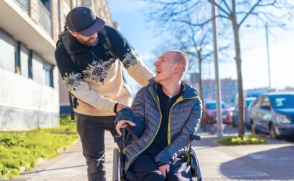 En person får støtte ute i sollyset