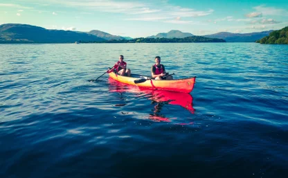 To personer padler kano på vannet